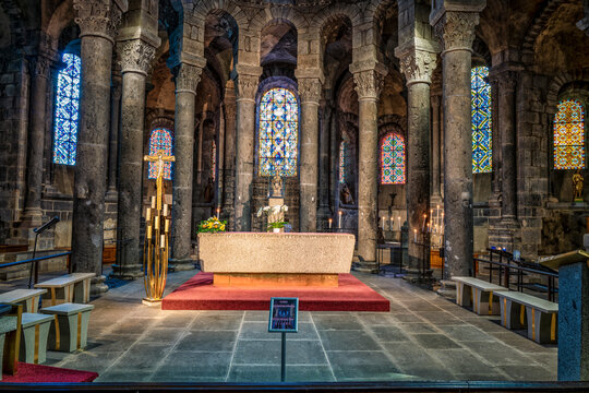 coeur de la basilique Notre Dame d'Orcival Auvergne