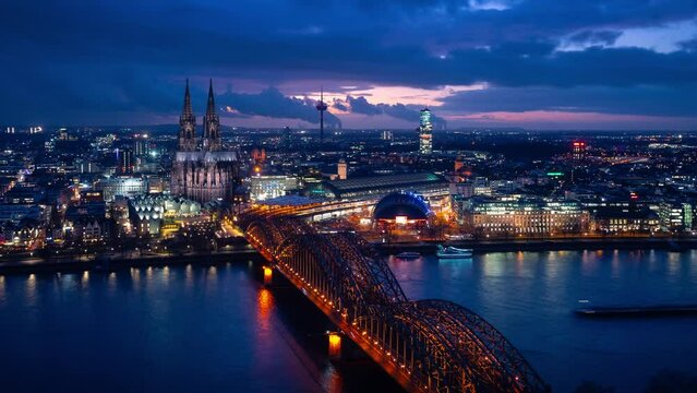 K&ouml;ln abendlicher Zeitraffer 2 - Zoom Out