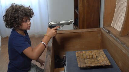 8-year-old boy alone at home finds a real gun in his parents' drawer - in America more and more...