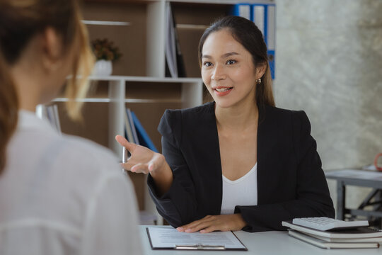The HR department is reviewing the resumes of job applicants, resumes are important documents for job application. It should contain resume, training history, education, talent, work skills, etc.