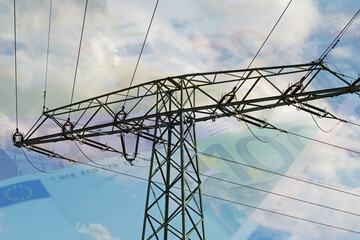 Strommast und Geldscheine im Hintergrund symbolisch für Energiekosten