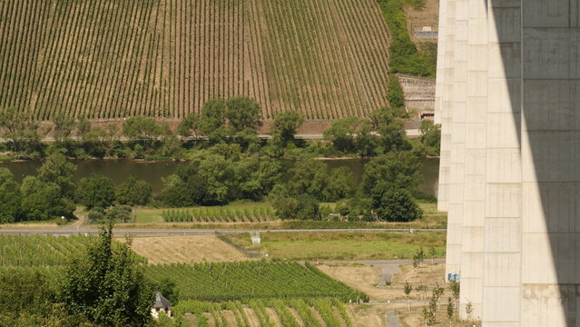 An der Mosel unterhalb der Hochmoselbr&uuml;cke