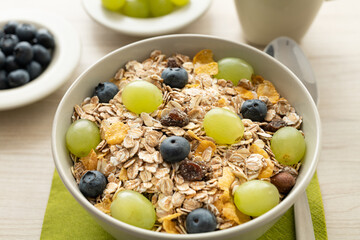 Eine Schale Müsli mit frischen Weintrauben und Heidelbeeren