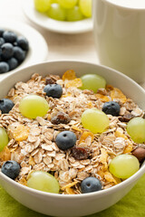 Eine Schale Müsli mit frischen Weintrauben und Heidelbeeren