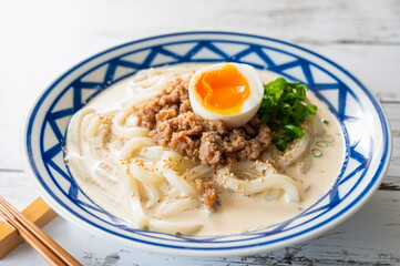 冷たいクリーミーな肉味噌うどん