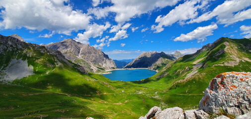Bludenz, Österreich: Alpine Landschaft um den Lünersee
