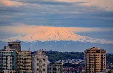Downtown skyline with Mount Rainier at sunset from Kerry Park in Seattle, USA