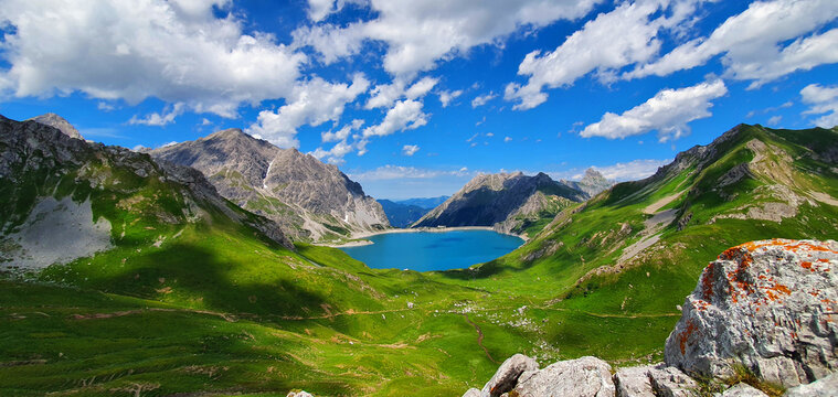 Bludenz, &Ouml;sterreich: Alpine Landschaft um den L&uuml;nersee