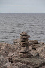 Fototapeta na wymiar on the seashore there are figures made of stones