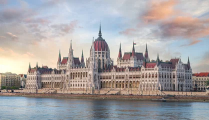 Tableaux ronds sur aluminium brossé Budapest Hungarian Parliament building at sunset in Budapest, Hungary  