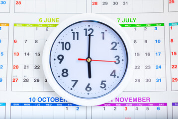時計とカレンダー（予定・スケジュール・締め切り・時間の抽象的なイメージ）