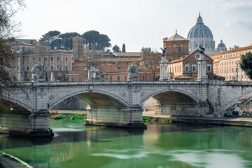 Obraz premium bridge over the river in Rome