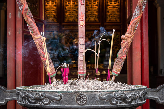 Quema de sahumerios en templo budista de Vietnam
