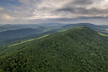 Obraz premium Green Mountains and Dramatic Clouds