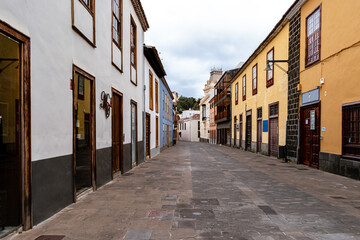 Fototapeta na wymiar Vista urbana de la calle San Agustín, San Cristóbal de La Laguna, islas Canarias, Tenerife, España