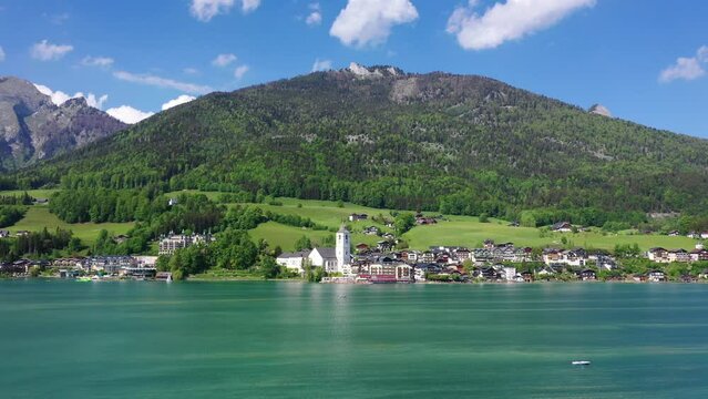 St. Wolfgang am Wolfgangsee im Salzkammergut, &Ouml;sterreich. Luftaufnahme des ber&uuml;hmten Tourismus Ortes im Sommer.