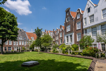 Fototapeta na wymiar The Begijnhof courtyard in Amsterdam, Netherlands