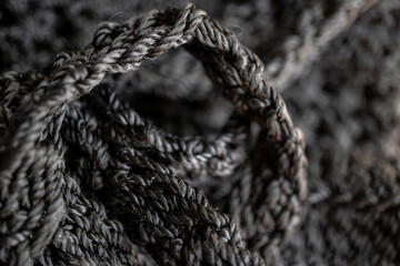 detalle de bolsa tejida negra, close up