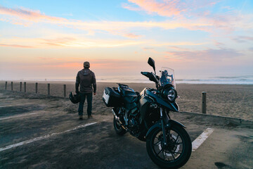 朝焼けの海とバイク