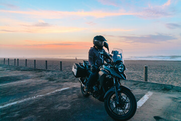 朝焼けの海とバイク