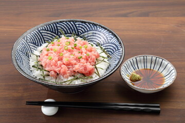 食卓のネギトロ丼