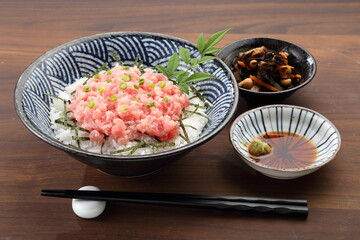 食卓のネギトロ丼と小鉢