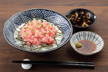 食卓のネギトロ丼と小鉢