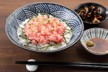 食卓のネギトロ丼と小鉢