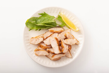 鶏ササミの燻製　黒胡椒仕立て