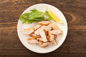 鶏ササミの燻製　黒胡椒仕立て