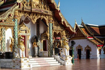Obraz premium The Leo or lion serves as protection. Preserving the place at Wat Phra That Choeng Chum Worawihan It is an important sacred place of the house. couple from ancient times.