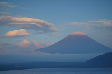 本栖湖から吊るし雲と富士山