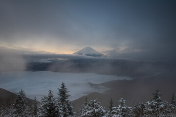 日の出の雲海と富士山