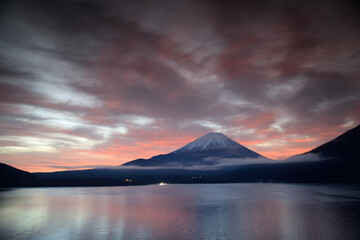 朝焼けの富士山