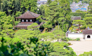 Fototapeta na wymiar 京都、新緑の銀閣寺遠景