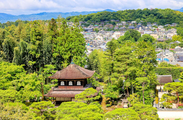 Fototapeta na wymiar 京都、新緑の銀閣寺遠景
