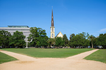 Fototapeta premium Cityscape of Marion Square in the historic downtown diistrict in Charleston, South Carolina