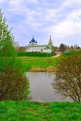 Obraz premium The old Kremlin on the river bank
