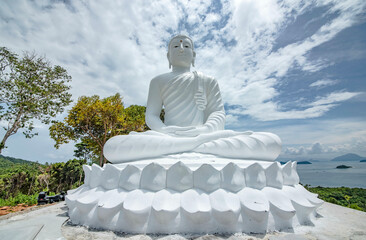 Fototapeta premium Luang Pho Tanjai, a large white Buddha image located on Koh Tan, Samui, Thailand.