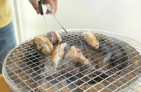 七輪で焼く手羽中2