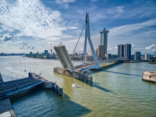 Najsłynniejszy most w Rotterdamie podczas podnoszenia się. - obrazy, fototapety, plakaty
