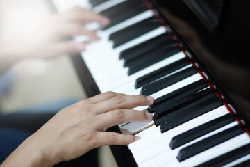 Obraz premium Close up of man playing on piano keyboard