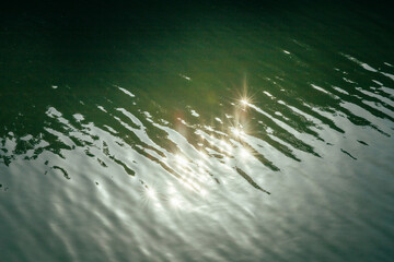 호수에 햇빛이 비치는 잔물결