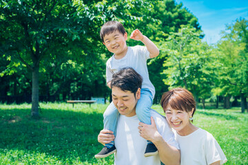 公園で肩車しながら遊ぶ親子