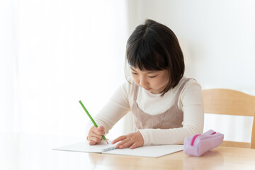 リビングで勉強をする女の子