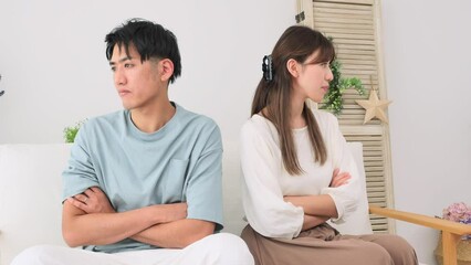 リビングで喧嘩するカップル