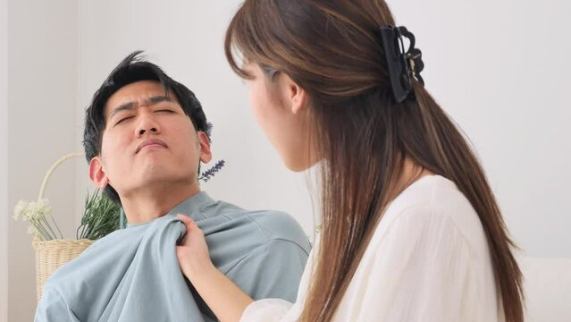リビングで男性の胸ぐらを掴む女性