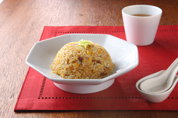 八角皿に盛り付けたチャーハン