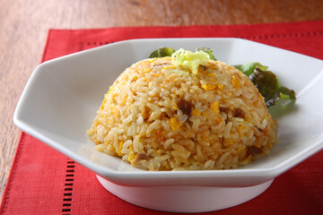 八角皿に盛り付けたチャーハン