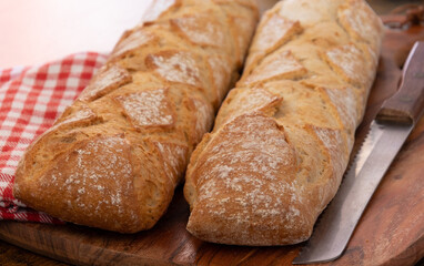 baguettes de pain en gros plan sur une planche à découper